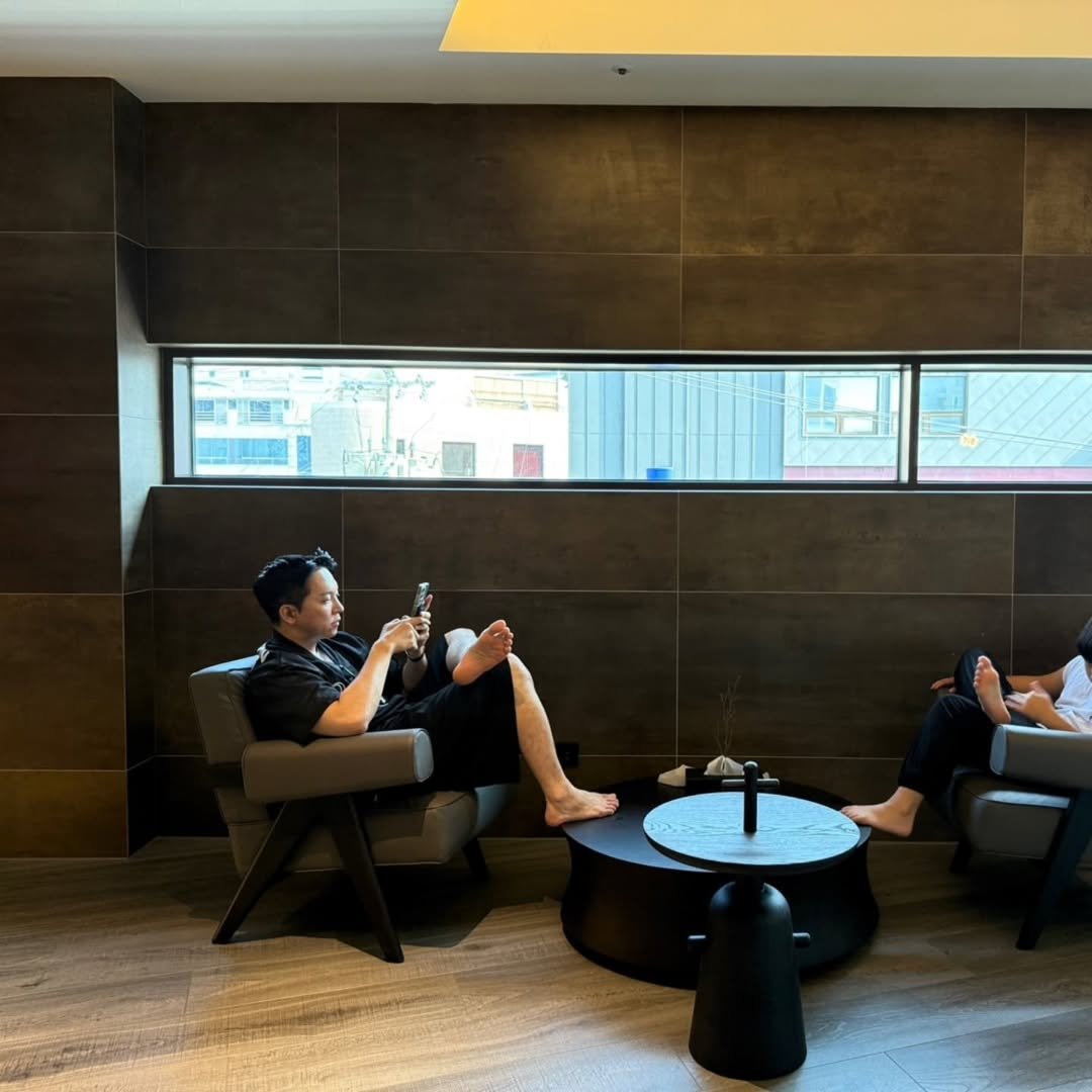 Photo shared by 주언규 on July 09, 2025 tagging @themoor___. May be an image of 2 people, sofa, armchair, ottoman, indoors, living room, office and text.