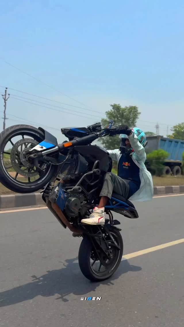 siren_390_ 게시물 이미지: roar of the engine. 🛣️
.
.
#duke #ktm...