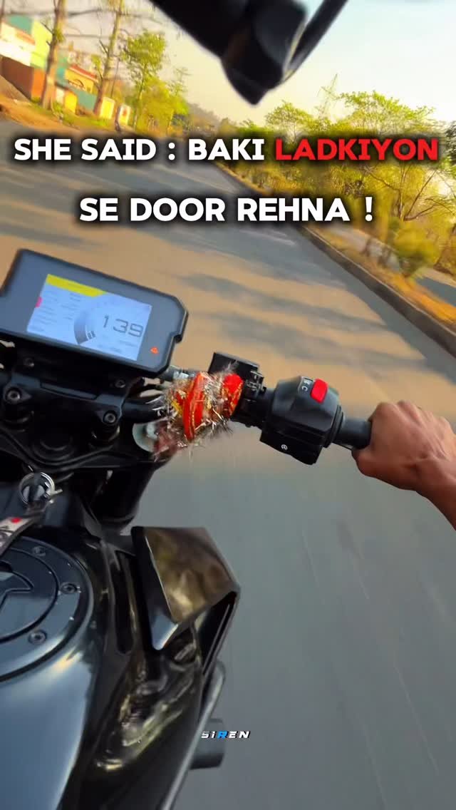 siren_390_ 게시물 이미지: She said : Baki Ladkiyon se door rehna...