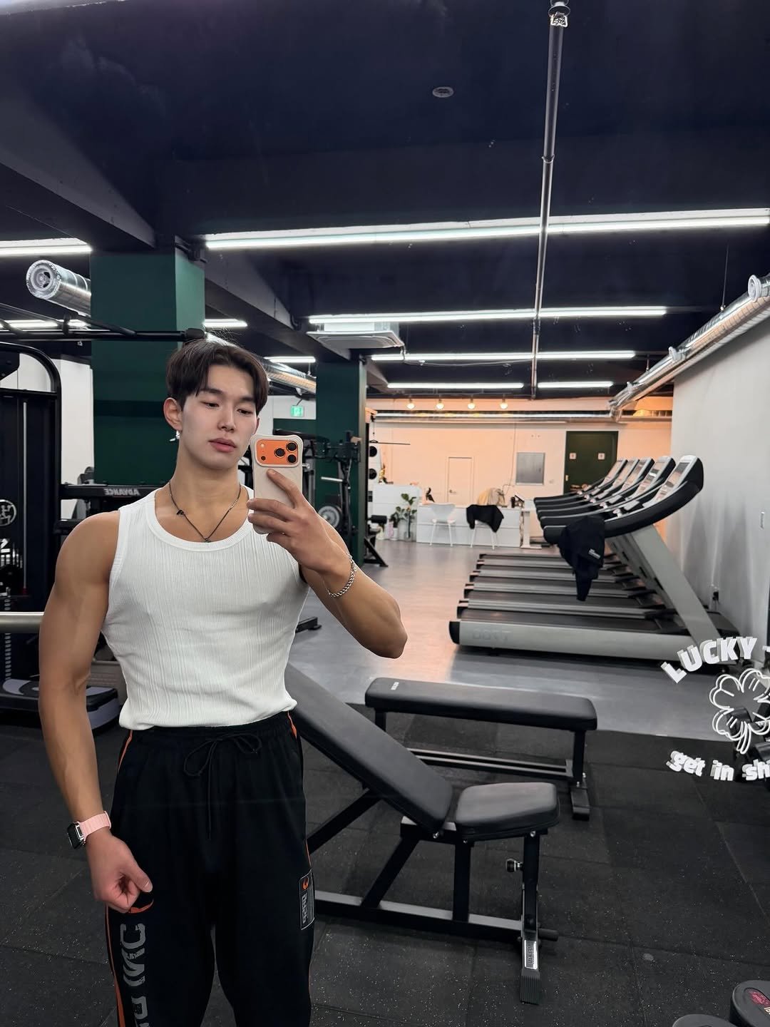 siwan_1116 게시물 이미지: 1년만에 나시 입는듯🤣
너무 편하고 좋다💚

제품- 골지 머슬나시...