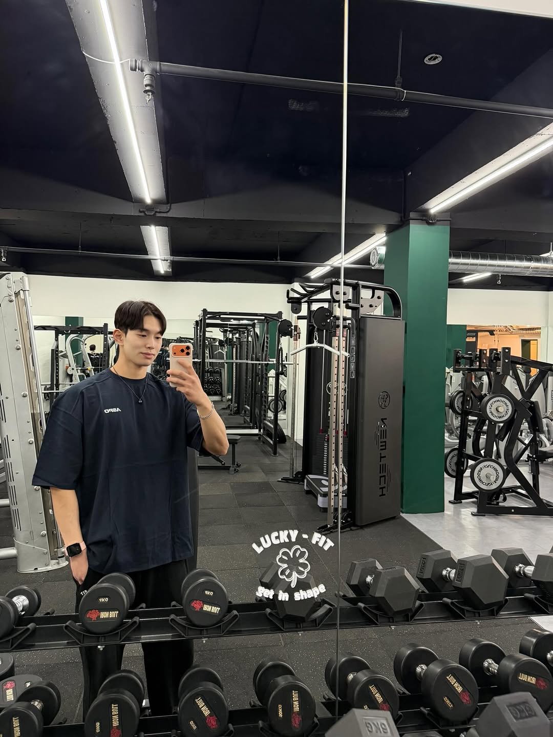 siwan_1116 게시물 이미지: 날씨가 따뜻해지는구만💚

운동하러 럭키핏 오세요🍀🙇🏻‍♂️

착장- 헤비코튼 오버핏...