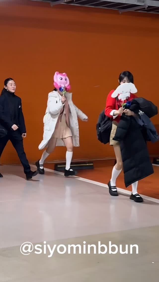 siyominbbun 게시물 이미지: 퇴근길 잼민이 출몰 ㅋㅋㅋㅋ 시연이 신났어요 !

#QWER #시연 #시요밍...