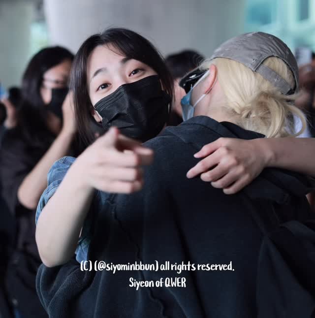siyominbbun 게시물 이미지: 260614 ICN 🐹🤣 

나한테 왜구랩,,,

#qwer #しよみん #시연...