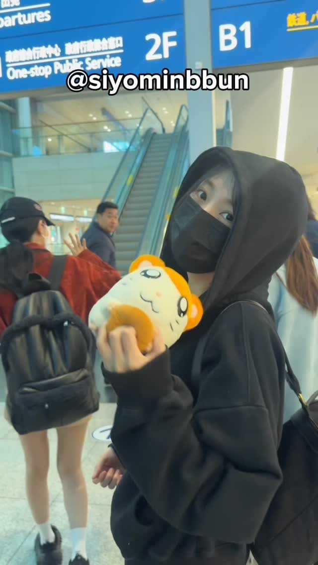 siyominbbun 게시물 이미지: 251208 입국 🐹

시연이를 아련하게 불러봤다•••

#QWER #시연 #시요밍...