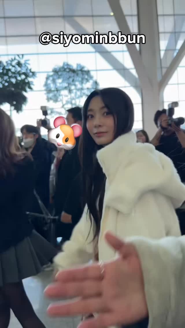 siyominbbun 게시물 이미지: 251204 출국 

드디어 찐 막차 탑승한 카드줍기 밈 성공😆😆
100만원...