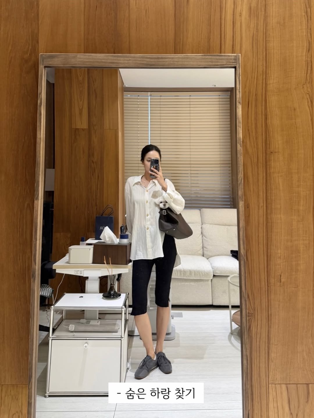 Photo by 𝐀𝐰𝐰•𝐏𝐀𝐏𝐄𝐑 𝐁𝐀𝐆•𝐋𝐢𝐚𝐢𝐬𝐨𝐧 𝐝𝐞 𝐋𝐨𝐫𝐞𝐧 최선정 on April 27, 2026. May be an image of mirror, clothes hanger, display case, cornflower, indoors and text.