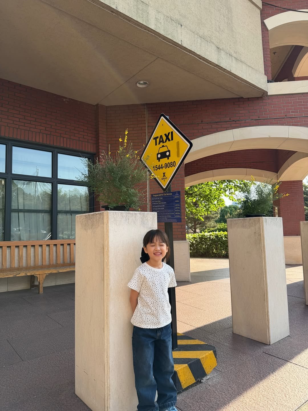 Photo by 𝐀𝐰𝐰•𝐏𝐀𝐏𝐄𝐑 𝐁𝐀𝐆•𝐋𝐢𝐚𝐢𝐬𝐨𝐧 𝐝𝐞 𝐋𝐨𝐫𝐞𝐧 최선정 on April 25, 2026. May be an image of child, standing and text that says 'TAXI ርገ 1544-9080'.