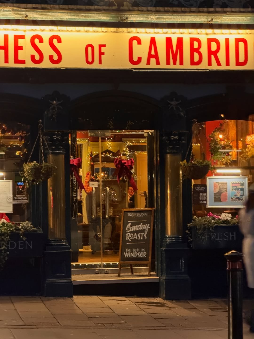 Photo by 𝐀𝐰𝐰•𝐏𝐀𝐏𝐄𝐑 𝐁𝐀𝐆•𝐋𝐢𝐚𝐢𝐬𝐨𝐧 𝐝𝐞 𝐋𝐨𝐫𝐞𝐧 최선정 on November 29, 2025. May be an image of text that says 'ESS OF CAMBRID BRID Canday ROASTS WINDSOR'.