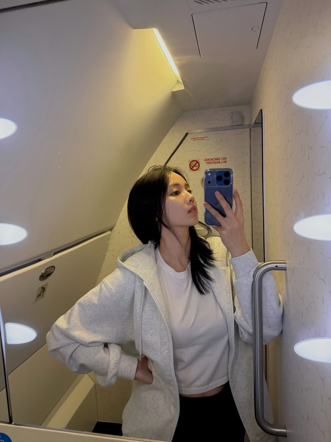 Photo by 𝐀𝐰𝐰•𝐏𝐀𝐏𝐄𝐑 𝐁𝐀𝐆•𝐋𝐢𝐚𝐢𝐬𝐨𝐧 𝐝𝐞 𝐋𝐨𝐫𝐞𝐧 최선정 on January 17, 2026. May be a selfie of phone, mirror and text.