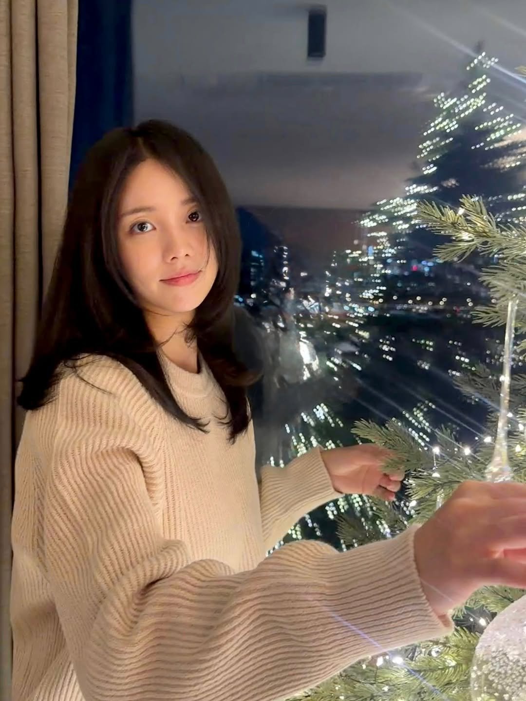 Photo by 𝐀𝐰𝐰•𝐏𝐀𝐏𝐄𝐑 𝐁𝐀𝐆•𝐋𝐢𝐚𝐢𝐬𝐨𝐧 𝐝𝐞 𝐋𝐨𝐫𝐞𝐧 최선정 on December 02, 2025. May be an image of one or more people, hair, christmas tree, sweater, tinsel and text.