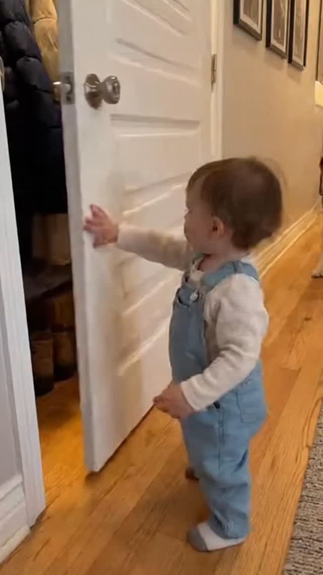 skill_panda_ 게시물 이미지: Swinging Closet Door Hallway closet door slightly ajar.