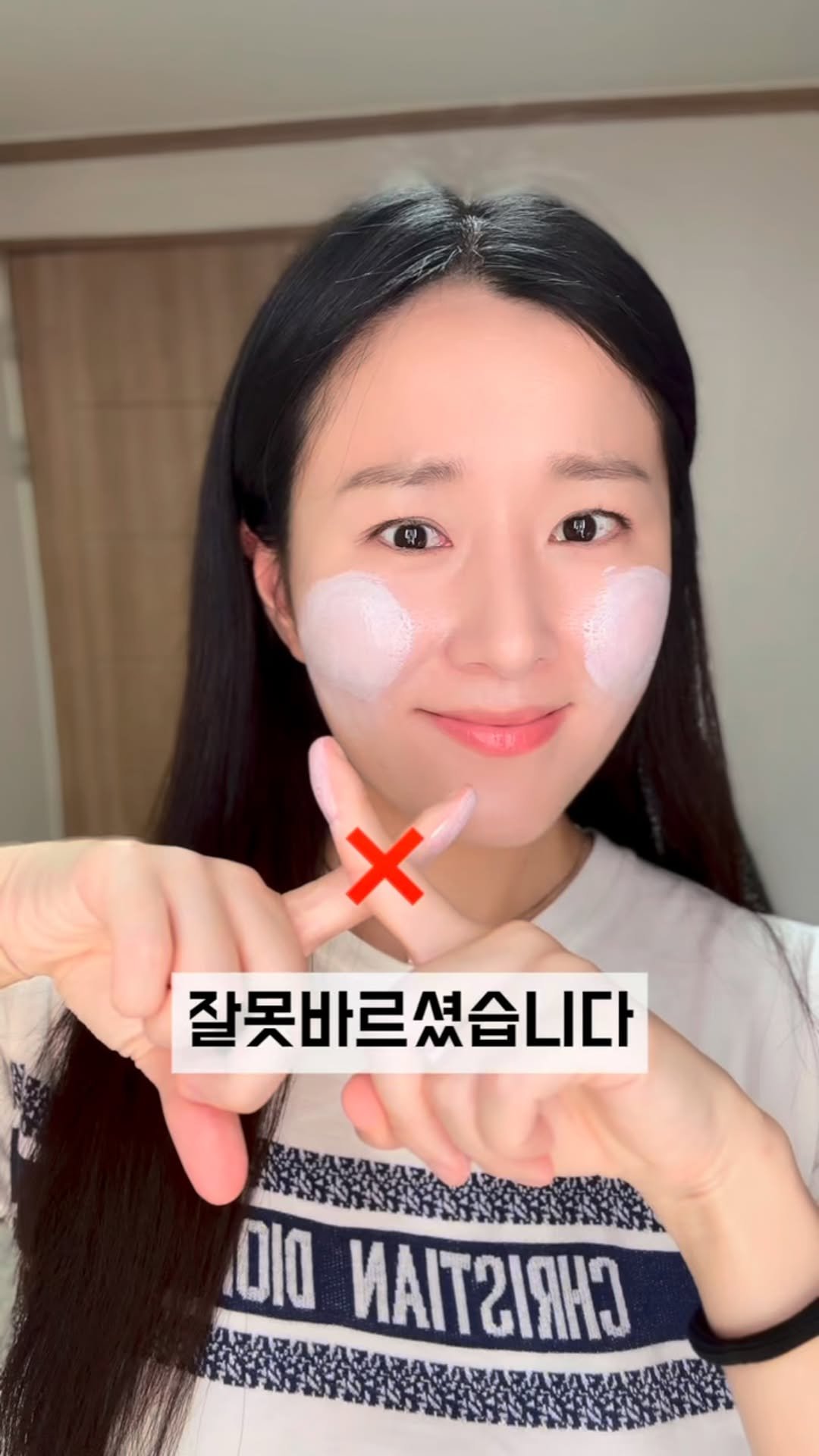 skinspace__ 게시물 이미지: 선크림 아침에 한번만 바르는 사람 손?👋🏻
선크림 지속시간이 2-3시간 밖에...