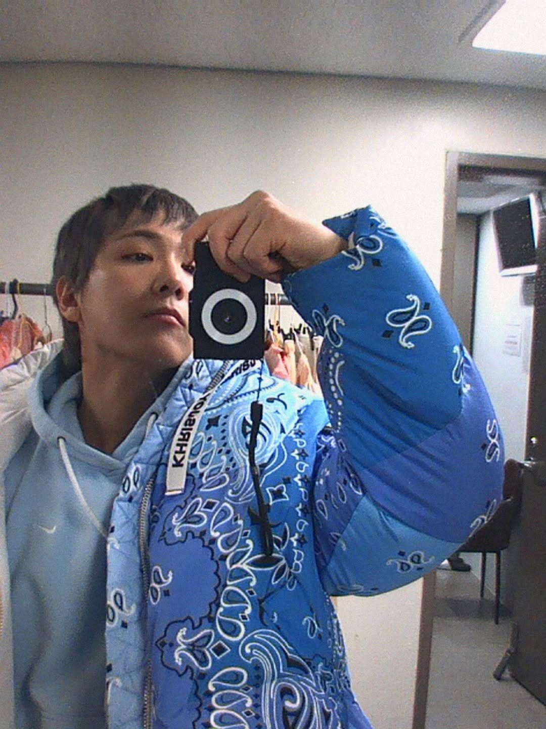 Photo by leehongki on December 16, 2025. May be a selfie of one or more people, bangs, biceps, bandanna, parka, top, mirror and text.