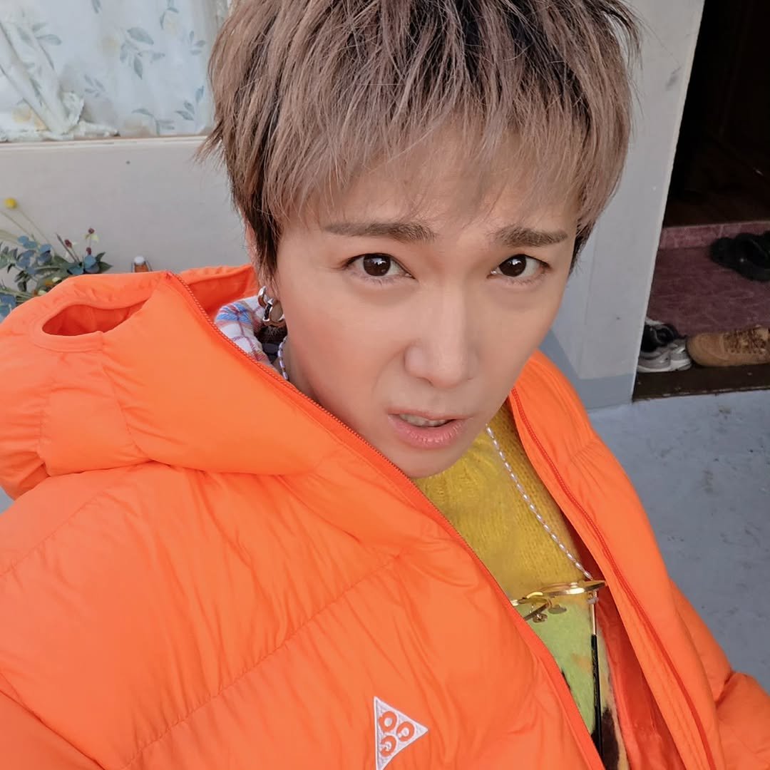 Photo by leehongki on January 15, 2026. May be an image of one or more people, bangs, goosedown coat, parka, top and text that says 'B 00'.