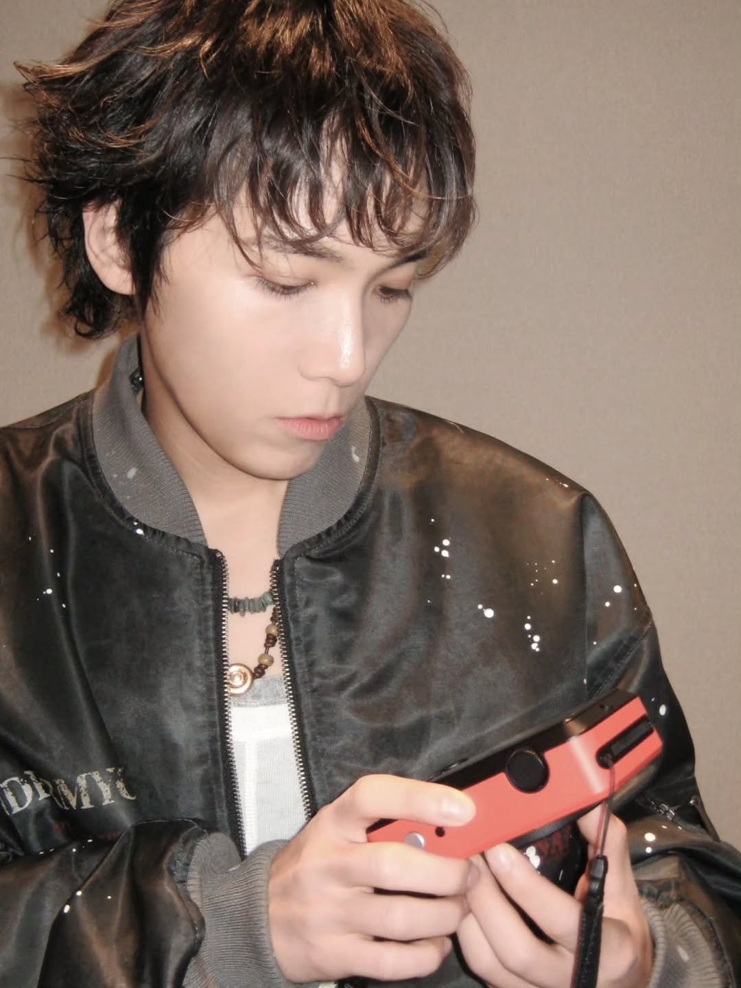 Photo by LEEHONGGI on April 06, 2026. May be an image of one or more people, bangs, phone, top, bolo tie and text that says 'DI VV'.