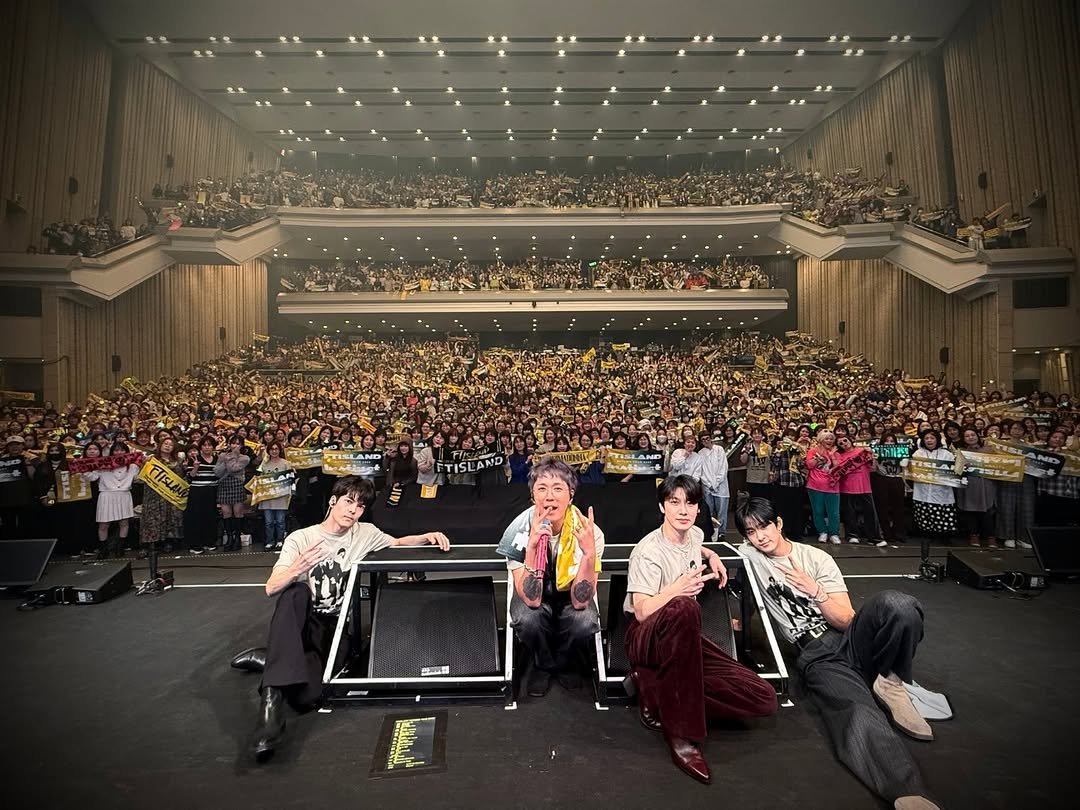 Photo by leehongki on November 28, 2025. May be an image of saxophone, crowd, concert and text.