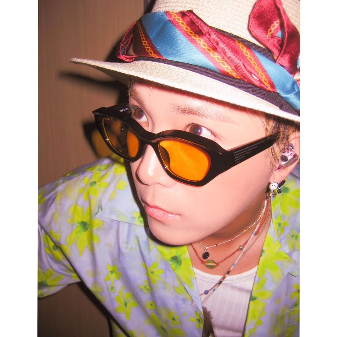 Photo by leehongki on November 22, 2025. May be an image of one or more people, bangs, eyewear, hat, bolo tie, bowler hat, top and text.