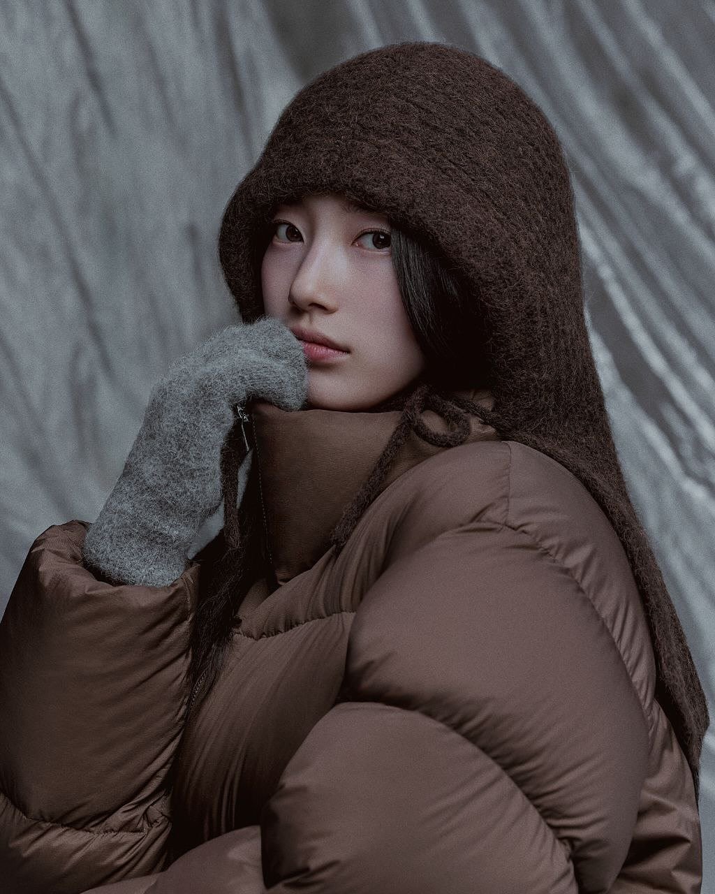 Photo by 숮이  💙🎧🐟🦭❄️⛄️💎🧊✈️🚿🧸🩵🔂 on October 22, 2025. May be an image of duffle coat, overcoat, goosedown coat, parka, raincoat and jacket.