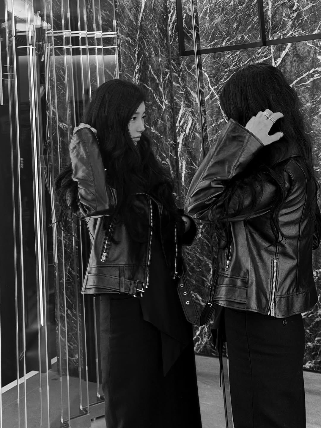 Photo by 숮이  💙🎧🐟🦭❄️⛄️💎🧊✈️🚿🧸🩵🔂 on December 18, 2025. May be a black-and-white image of one or more people, people kissing, people standing and text.