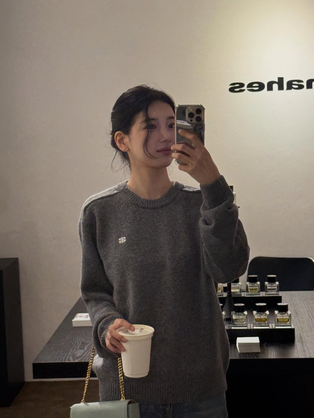 Photo by 숮이  💙🎧🐟🦭❄️⛄️💎🧊✈️🚿🧸🩵🔂 on October 18, 2025. May be a selfie of sweater, turtleneck, sweatshirt, mirror, cornflower and text.