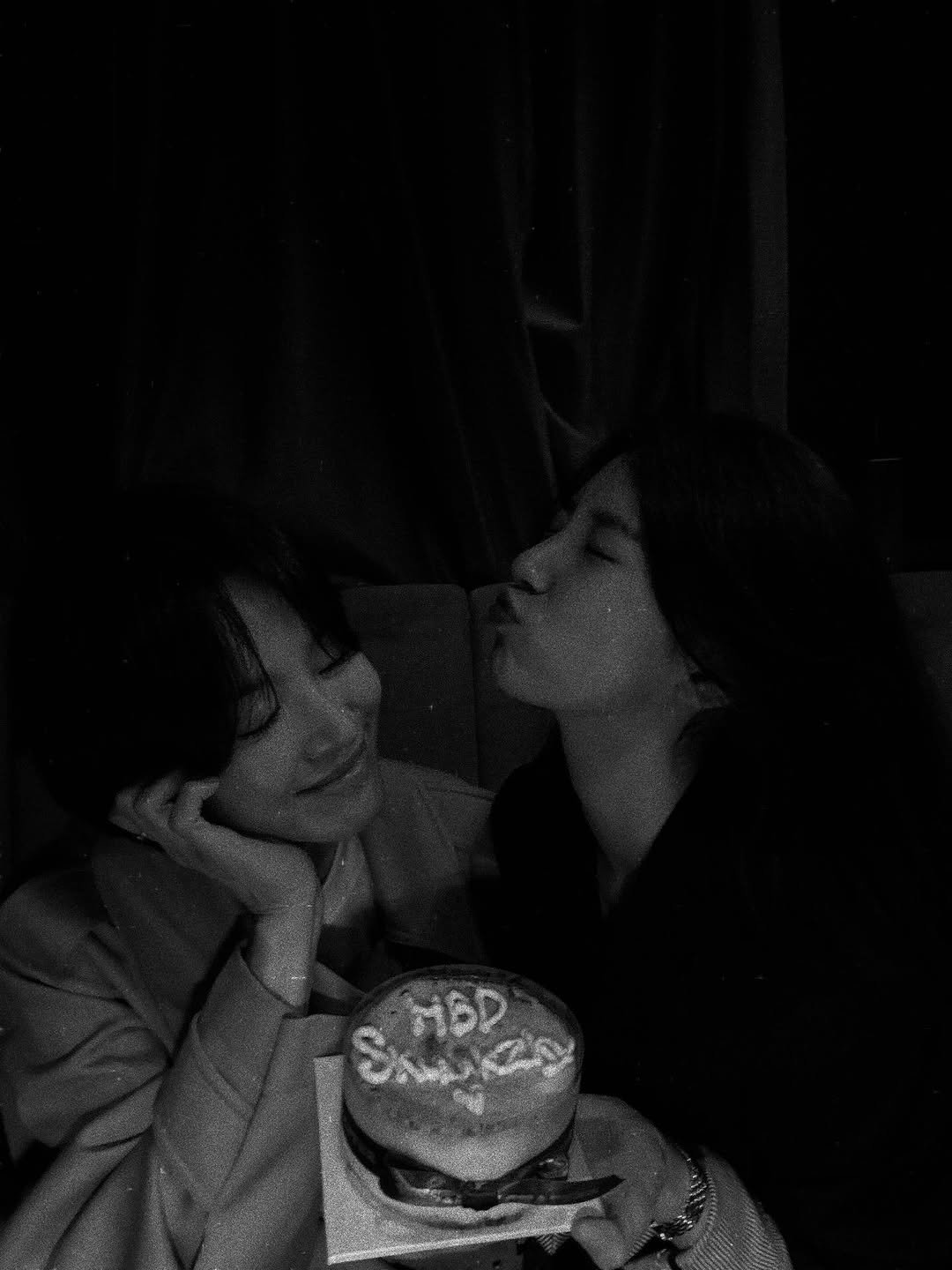 Photo shared by 숮이  💙🎧🐟🦭❄️⛄️💎🧊✈️🚿🧸🩵🔂 on October 10, 2025 tagging @kyo1122. May be a black-and-white image of one or more people, people kissing, candle and text.