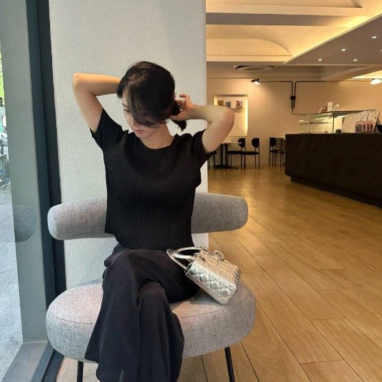 Photo by 슬림 해은 코치 on August 11, 2025. May be an image of 1 person, jumpsuit, top and text.