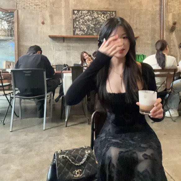 Photo by 슬림 해은 코치 on August 14, 2025. May be an image of 3 people, drink, turtleneck, cornflower and text.