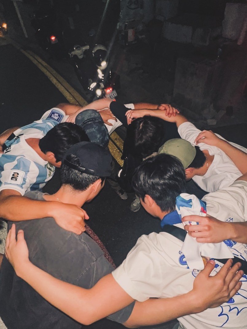 Photo shared by 이승호 on September 25, 2025 tagging @4422woochan, @thebeachvoicee, @ivrohun, @scr_radio, @_heonju_, @oop_fest, and @yagoblin4beat. May be an image of 2 people, night and text.