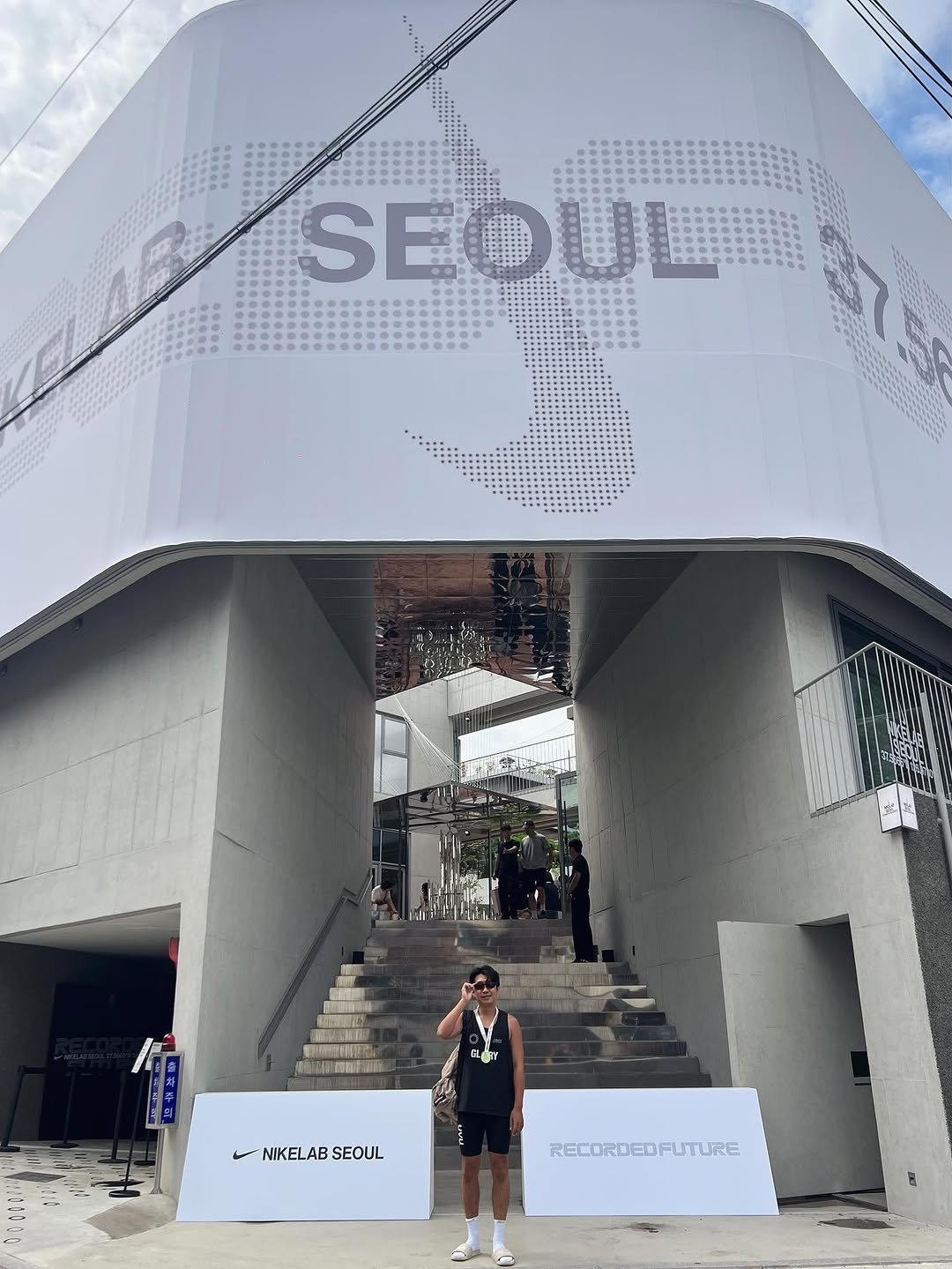 Photo shared by 이승호 on September 08, 2025 tagging @nikeseoul, and @uvu. May be an image of 5 people, cornflower and text.