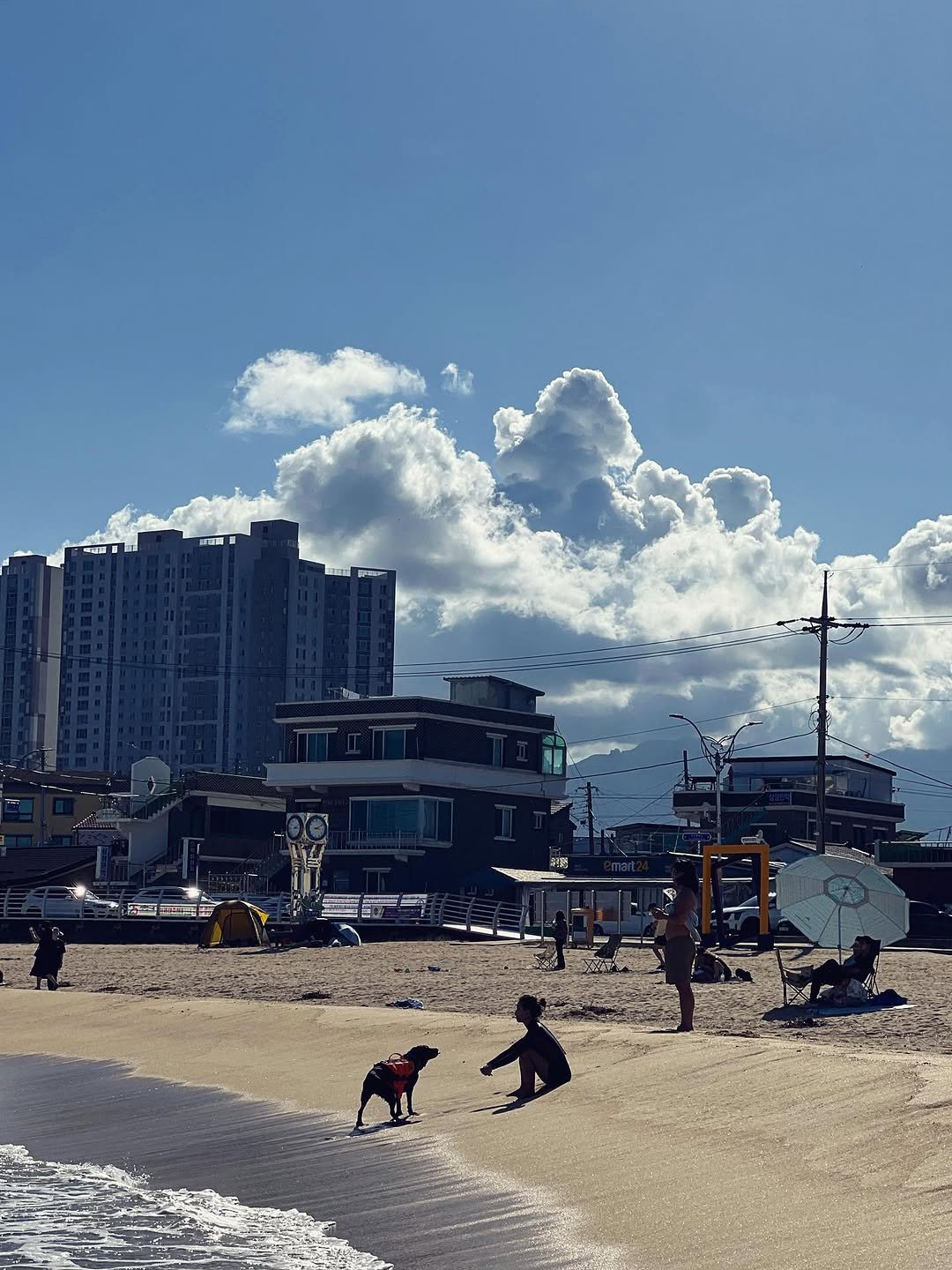 Photo by 이승호 on September 24, 2025. May be an image of 6 people, cloud and text.