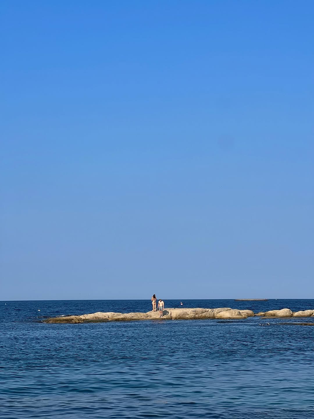 Photo by 이승호 on August 27, 2025. May be an image of 2 people, sparrow, gull, body of water and text.