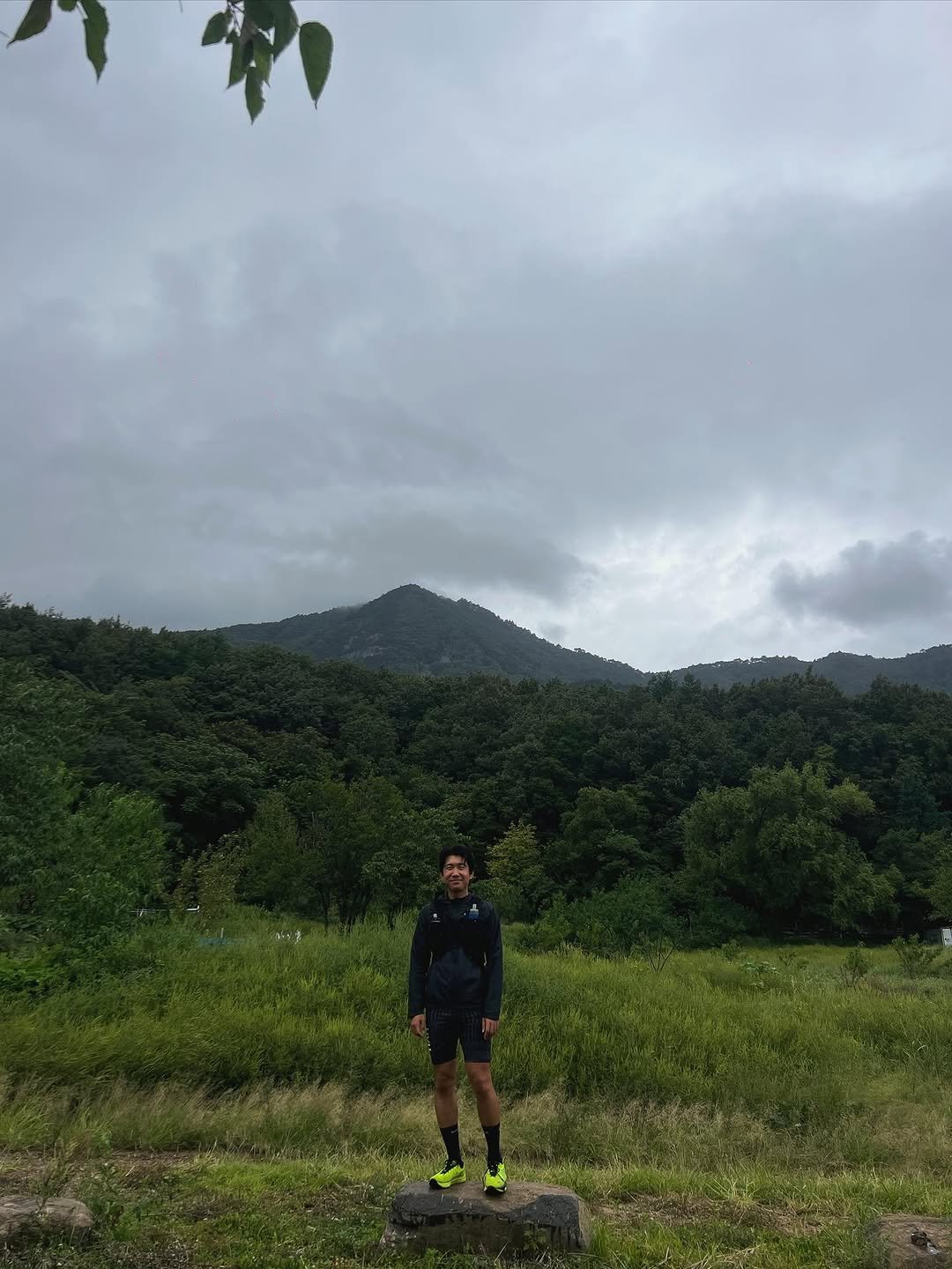 Photo shared by 이승호 on September 21, 2025 tagging @salomon_kr, @asicskr, and @uvu.kr. May be an image of 1 person, fog, grass and text.