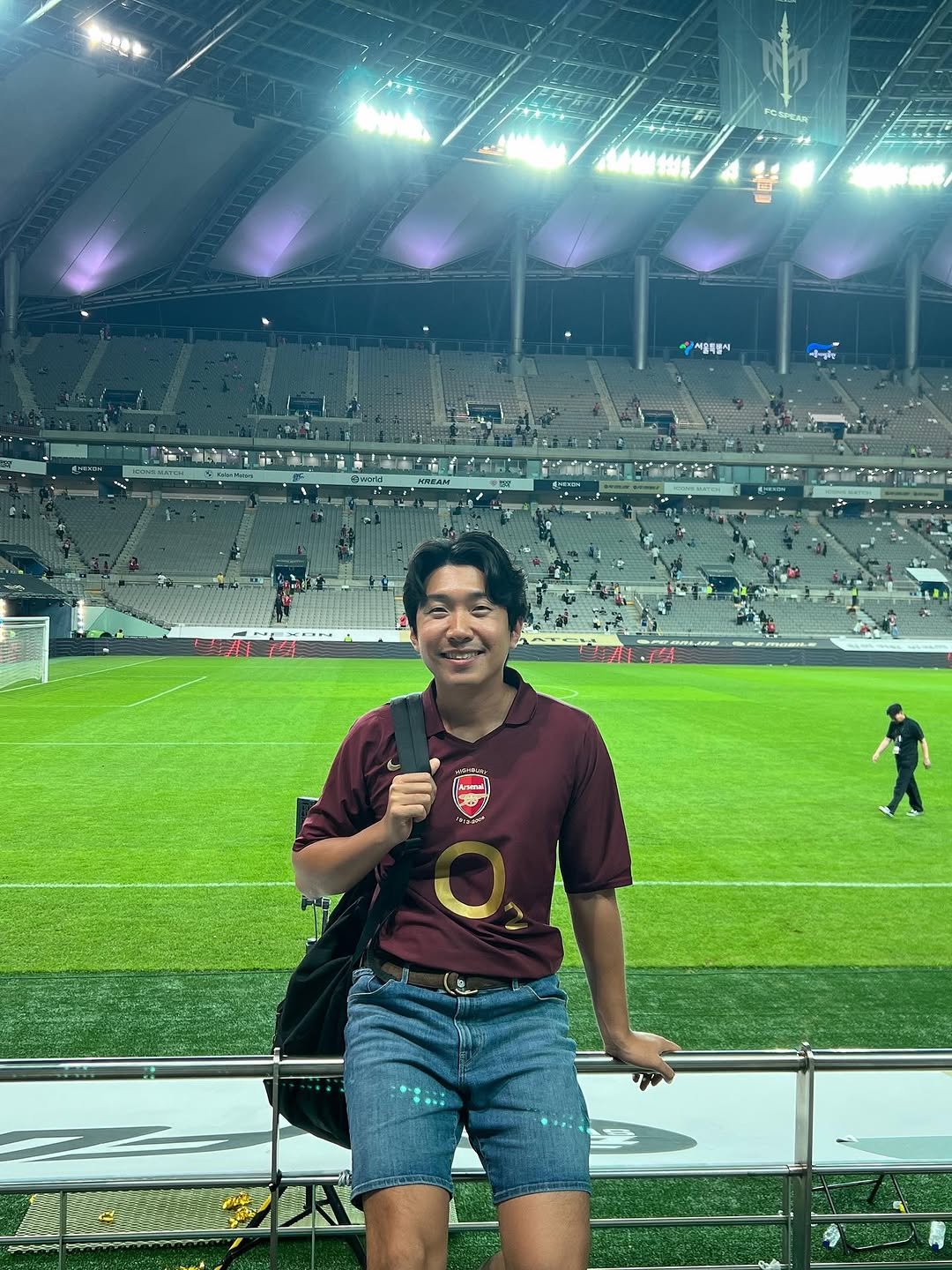 Photo shared by 이승호 on September 14, 2025 tagging @shoot_for_love, and @over_the_pitch. May be an image of 2 people, people playing soccer, people playing football, stadium and text.