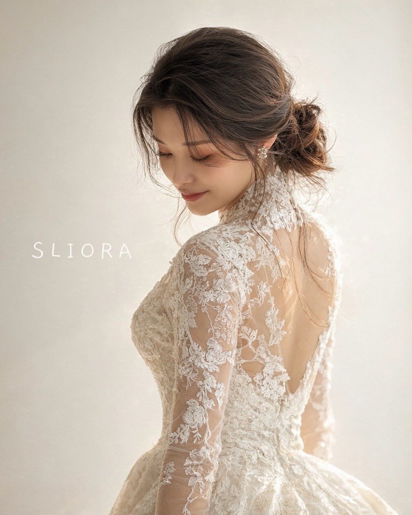 Photo shared by 슬리오라 제제 ㅣ 웨딩헤어 헤어변형 본식헤어 1인 업체 on February 21, 2026 tagging @noah_goz, and @sliora____. May be an image of dress, wedding and text.