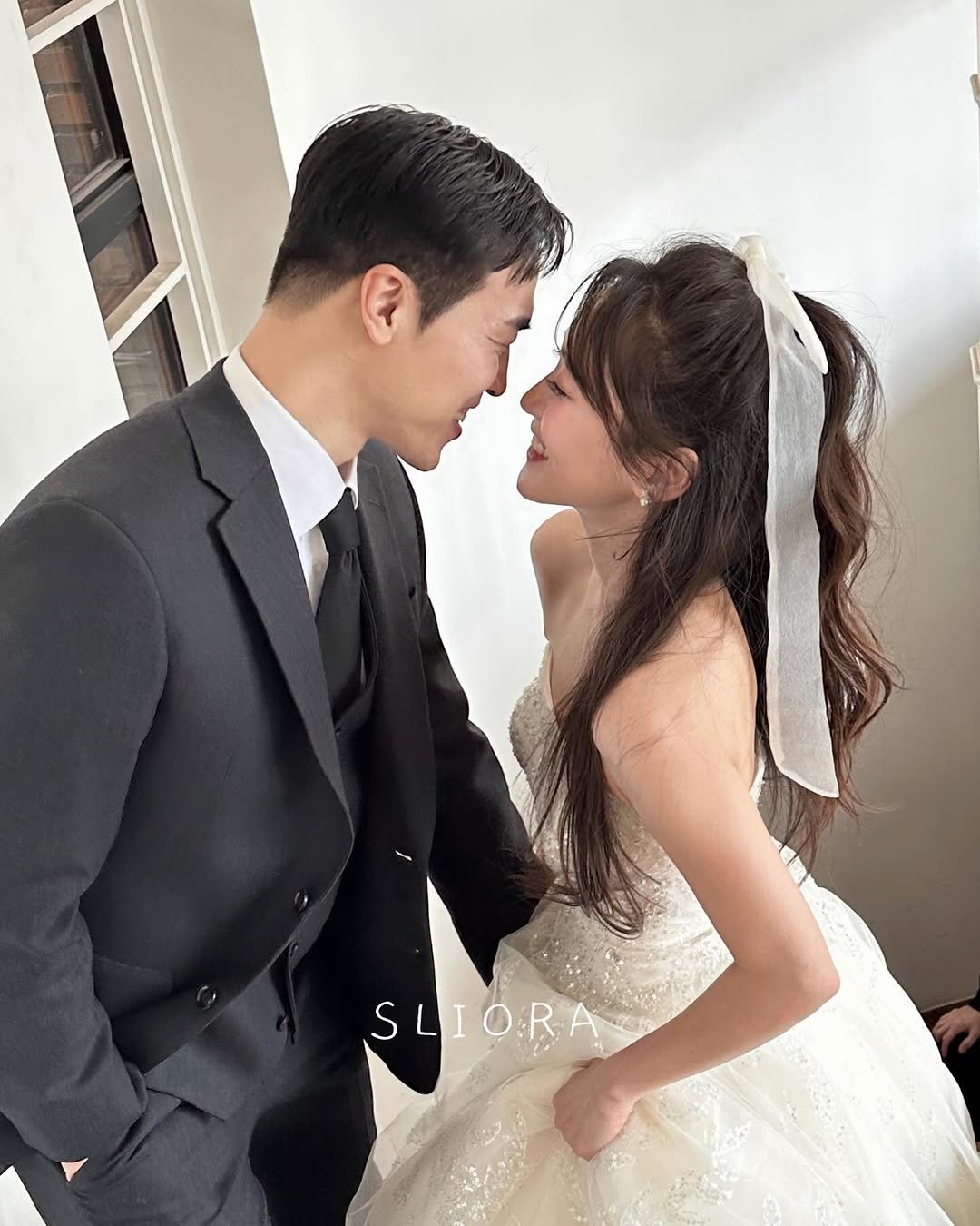 Photo by 슬리오라 제제 ㅣ 웨딩헤어 헤어변형 본식헤어 1인 업체 in Seoul, Korea with @sliora____. May be an image of people kissing, wedding and text.