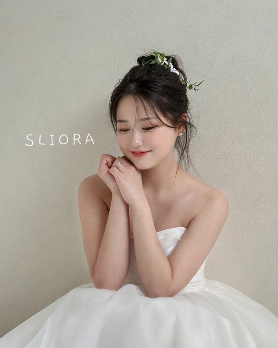 Photo by 슬리오라 제제 ㅣ 웨딩헤어 헤어변형 본식헤어 1인 업체 in Seoul, Korea with @sliora____. May be an image of one or more people, hair, dress and text.