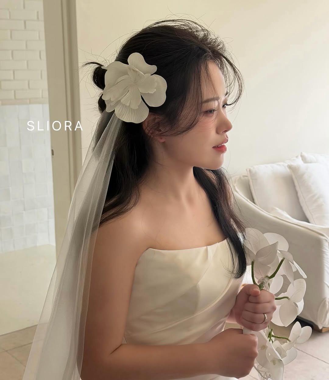 sliora_jeje 게시물 이미지: *SCEANLIORA 

러블리한 신부님, 
준비해오신 베일에 어울리는 잔머리 챱챱...
