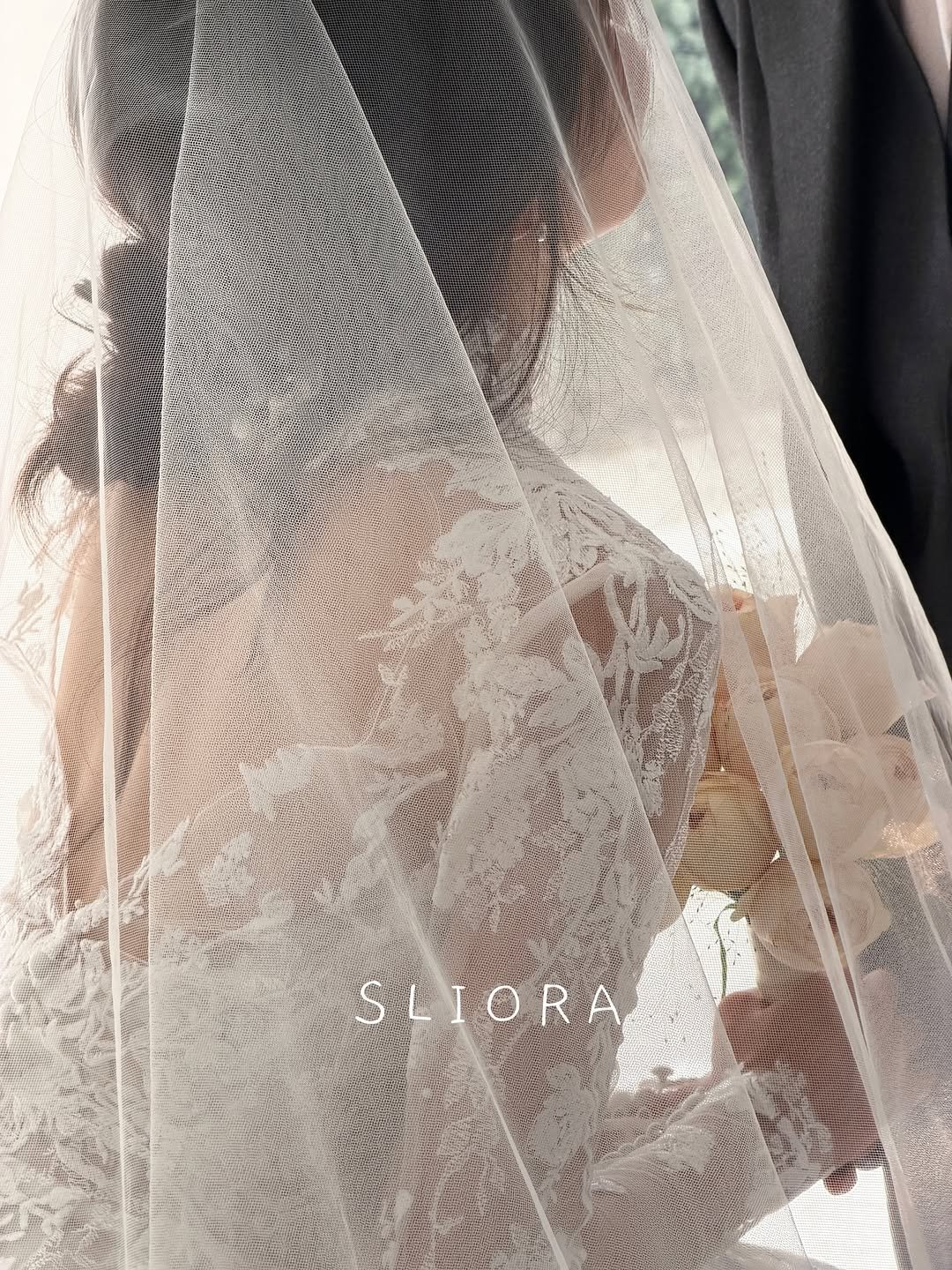 Photo by 슬리오라 제제 ㅣ 웨딩헤어 헤어변형 본식헤어 1인 업체 in Seoul, Korea with @sliora____. May be an image of mosquito net and text.