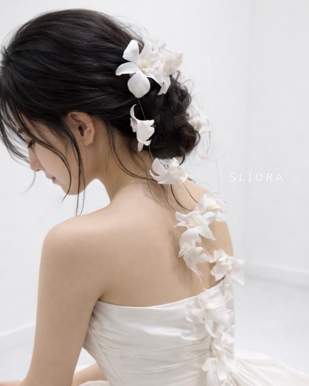 Photo shared by 슬리오라 제제 ㅣ 웨딩헤어 헤어변형 본식헤어 1인 업체 on March 03, 2026 tagging @sliora____. May be an image of one or more people, braids, dress, white lily, baby's-breath and text.