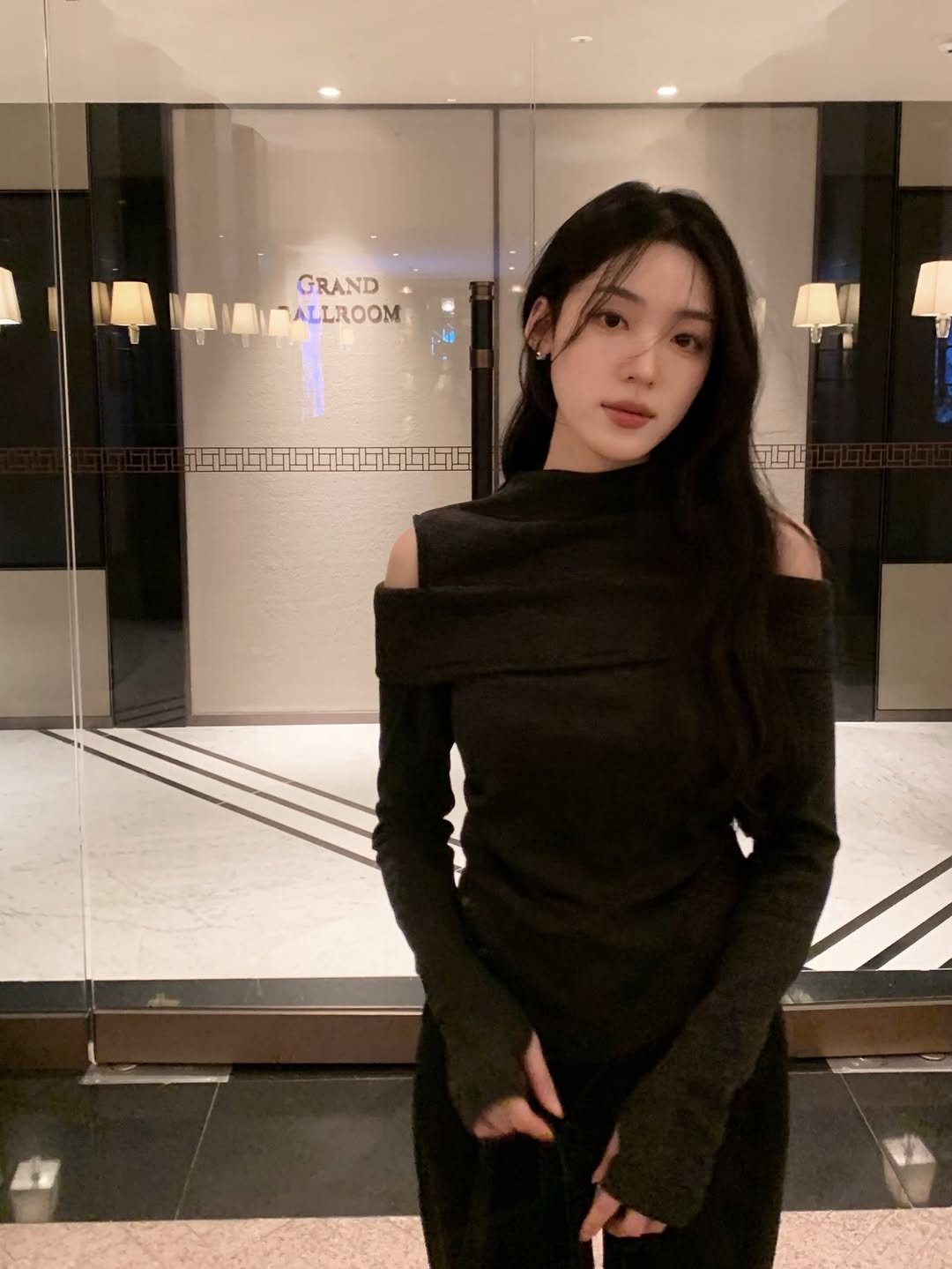 Photo by 진짜 데일리룩, 슬로우앤드 on December 01, 2025. May be an image of one or more people, hair, turtleneck, dress and text.