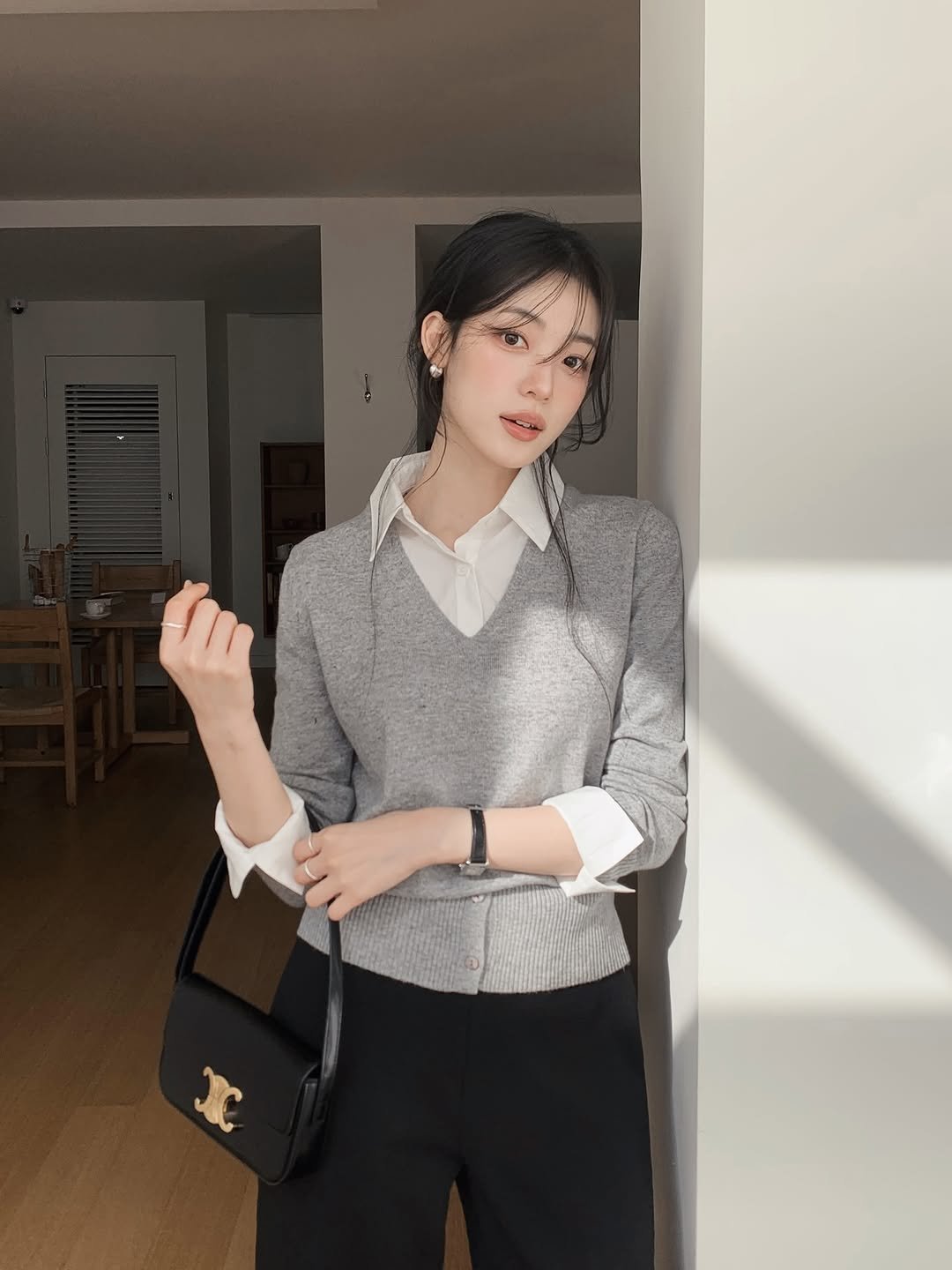 Photo by 진짜 데일리룩, 슬로우앤드 on December 02, 2025. May be an image of purse, top and text.