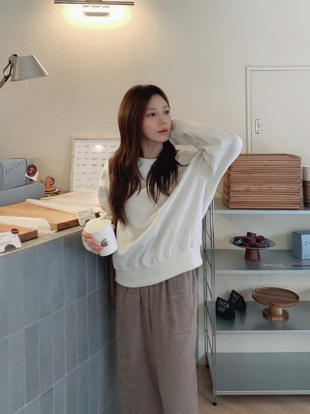 Photo by 진짜 데일리룩, 슬로우앤드 on December 01, 2025. May be an image of sleepwear, top, cardigan, cornflower and text.