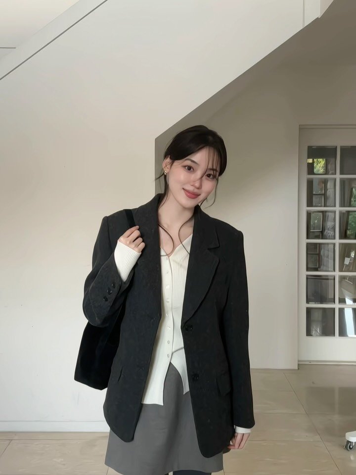 slow.and 게시물 이미지: 예쁨이 걸어올 때..🤍 집중해서 볼 부분은 바로 실루엣!

✔️ key point...