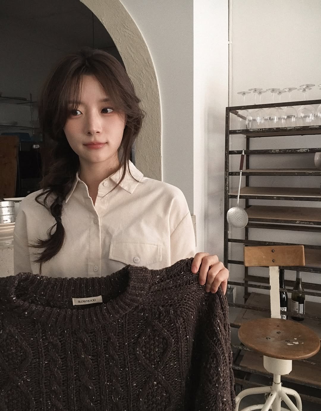 Photo by 진짜 데일리룩, 슬로우앤드 on November 30, 2025. May be an image of sweater, knit, top, turtleneck, cardigan and text.