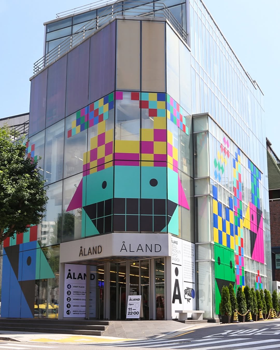 Photo by SLOW RECORD HOUSE | 슬로우 레코드 하우스 on February 01, 2026. May be pop art of buildings and text that says 'Hung ALAND ÄLAND 当 ALA ÄLAND 마· 11- 22-00'.