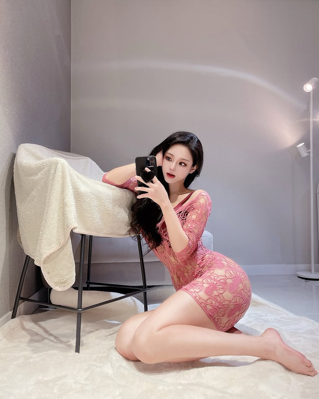 Photo by 필라은 on September 27, 2025. May be an image of 1 person, hair, sleepwear, slip, bath robe, dress, chemise and text.