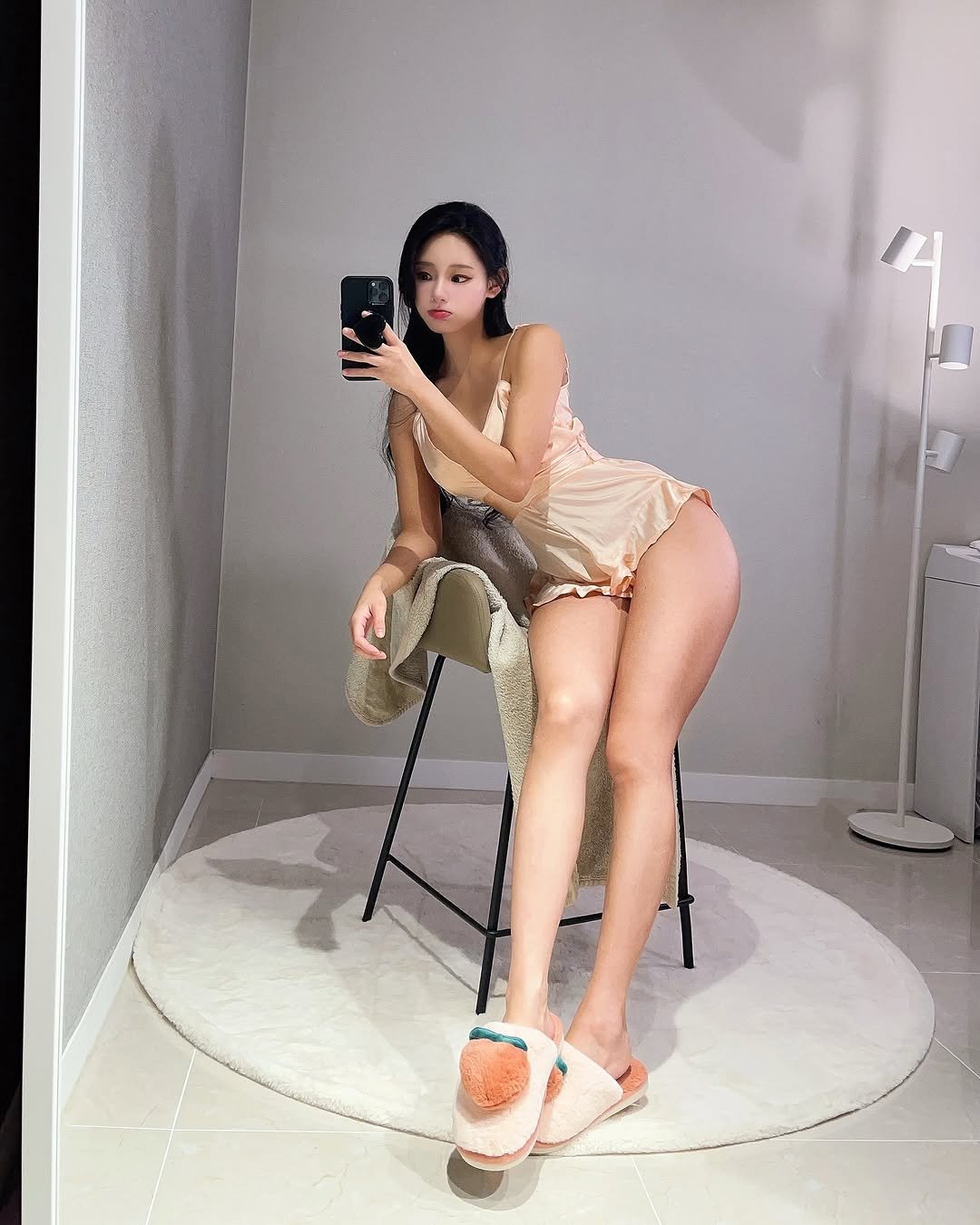 Photo by 필라은 on September 23, 2025. May be an image of 1 person, slip, sleepwear, mirror, shorts, chemise and text.