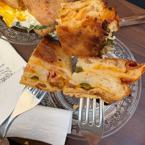 Photo by 슬림해은 on August 14, 2025. May be an image of baguette, potpie, club sandwich, tomato, mozzarella and text.
