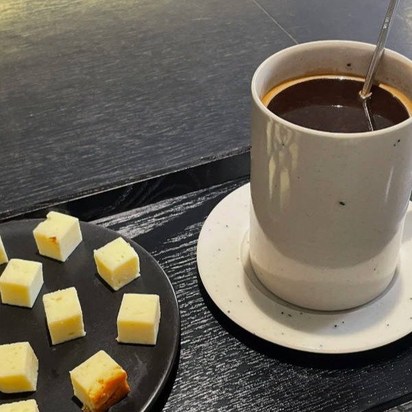 Photo by 슬림해은 on August 12, 2025. May be an image of coffee cup, fondue and text.