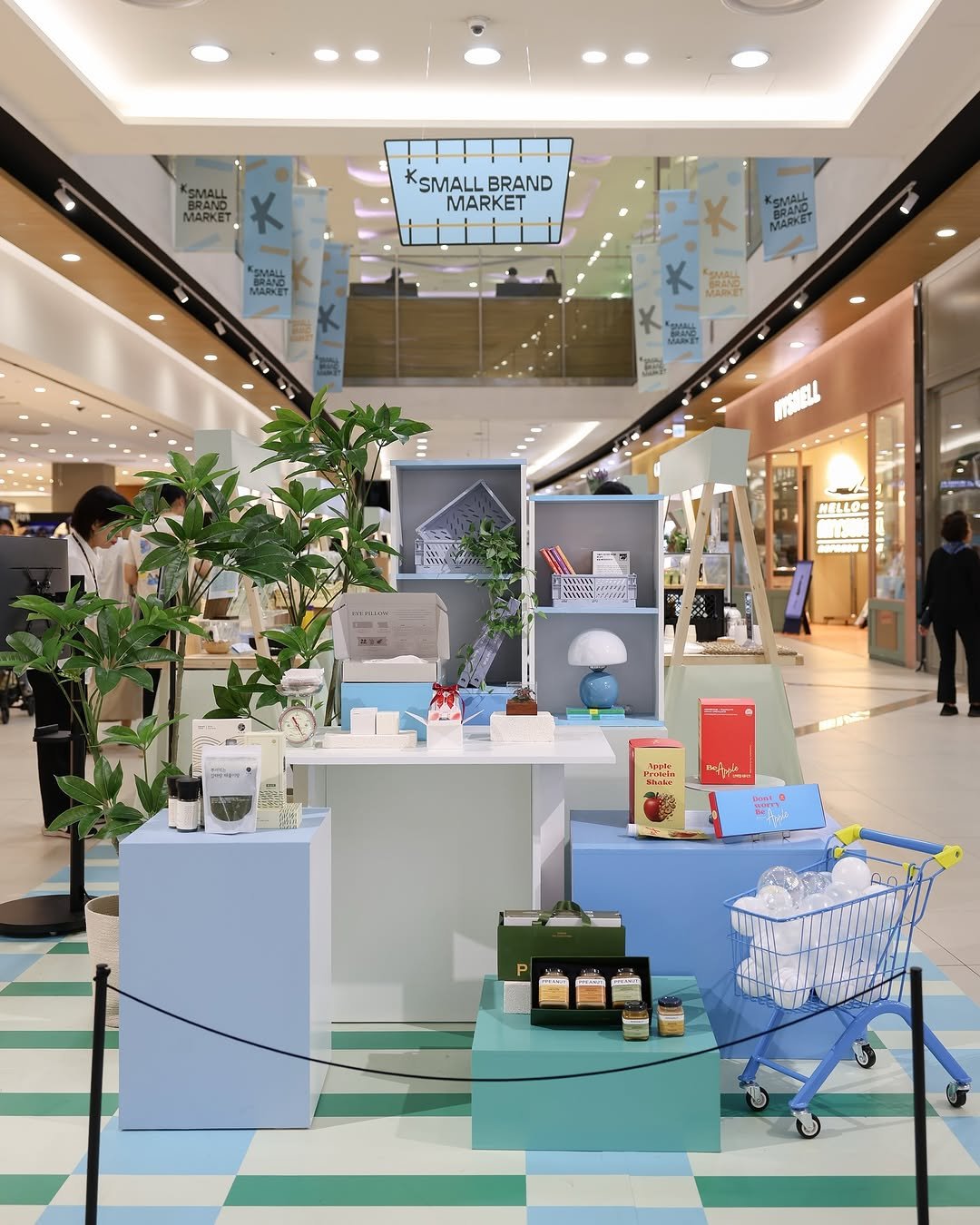 Photo by 스몰브랜더 on September 24, 2025. May be an image of 3 people, cornflower and text.